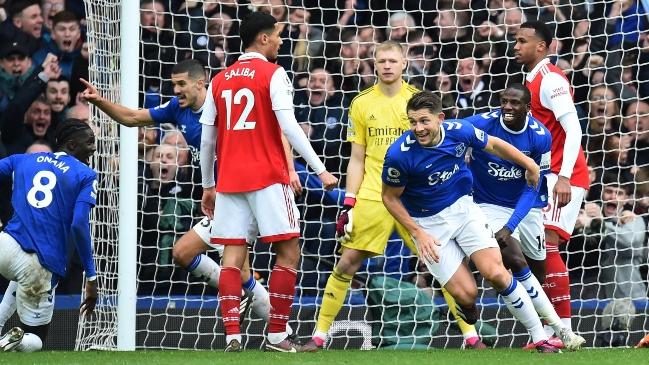 Un furioso cabezazo sacó de la zona de descenso a Everton con triunfo ante Arsenal