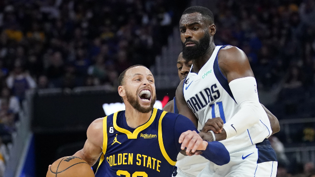 Stephen Curry encendió las alarmas en Warriors tras lesionarse en duelo ante Mavs en la NBA