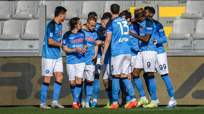 Osimhen guió a Napoli para aplastar a Spezia y seguir prendido en la cima de la Serie A