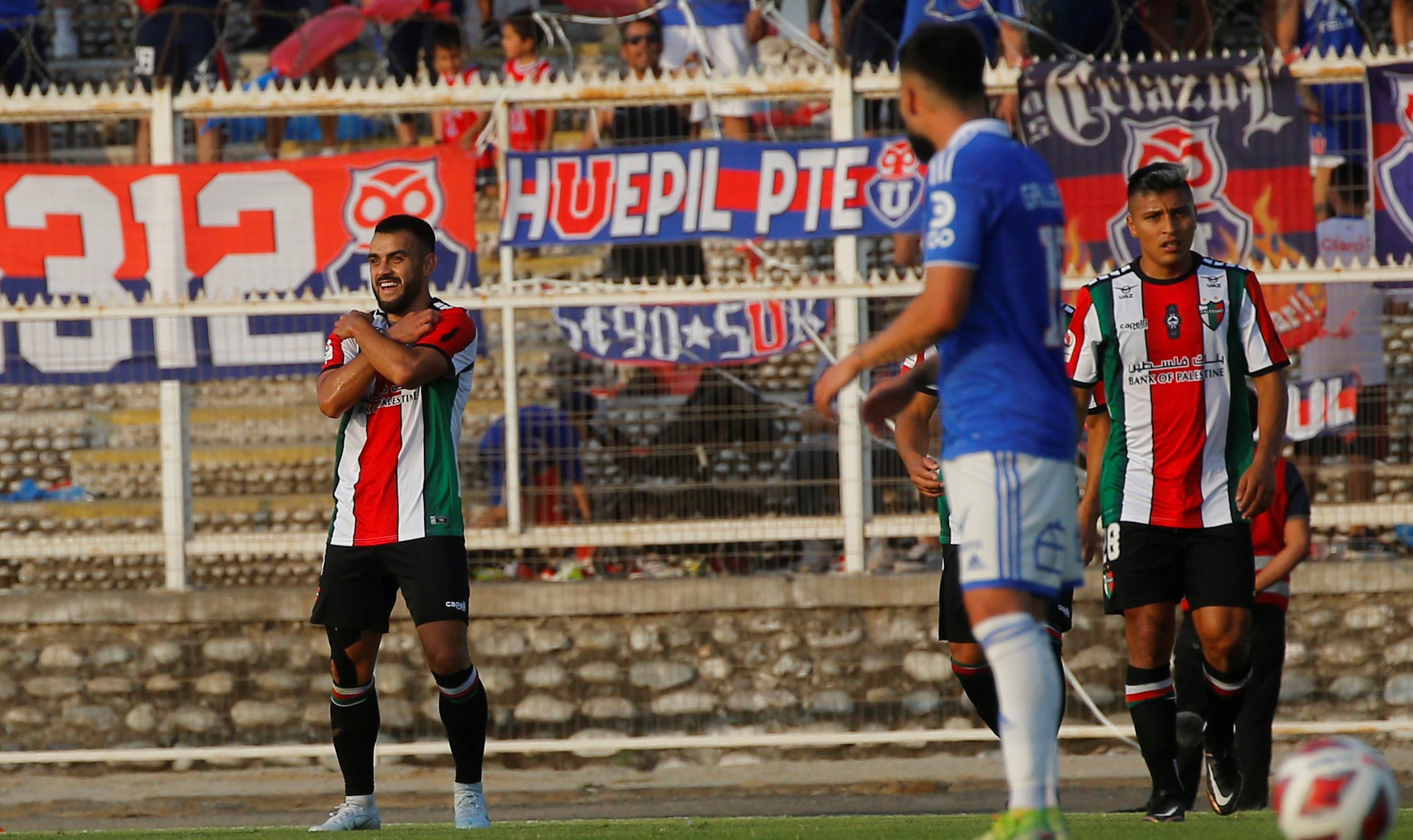 Misael Dávila aprovechó los fallos defensivos de la U y desató la alegría de Palestino