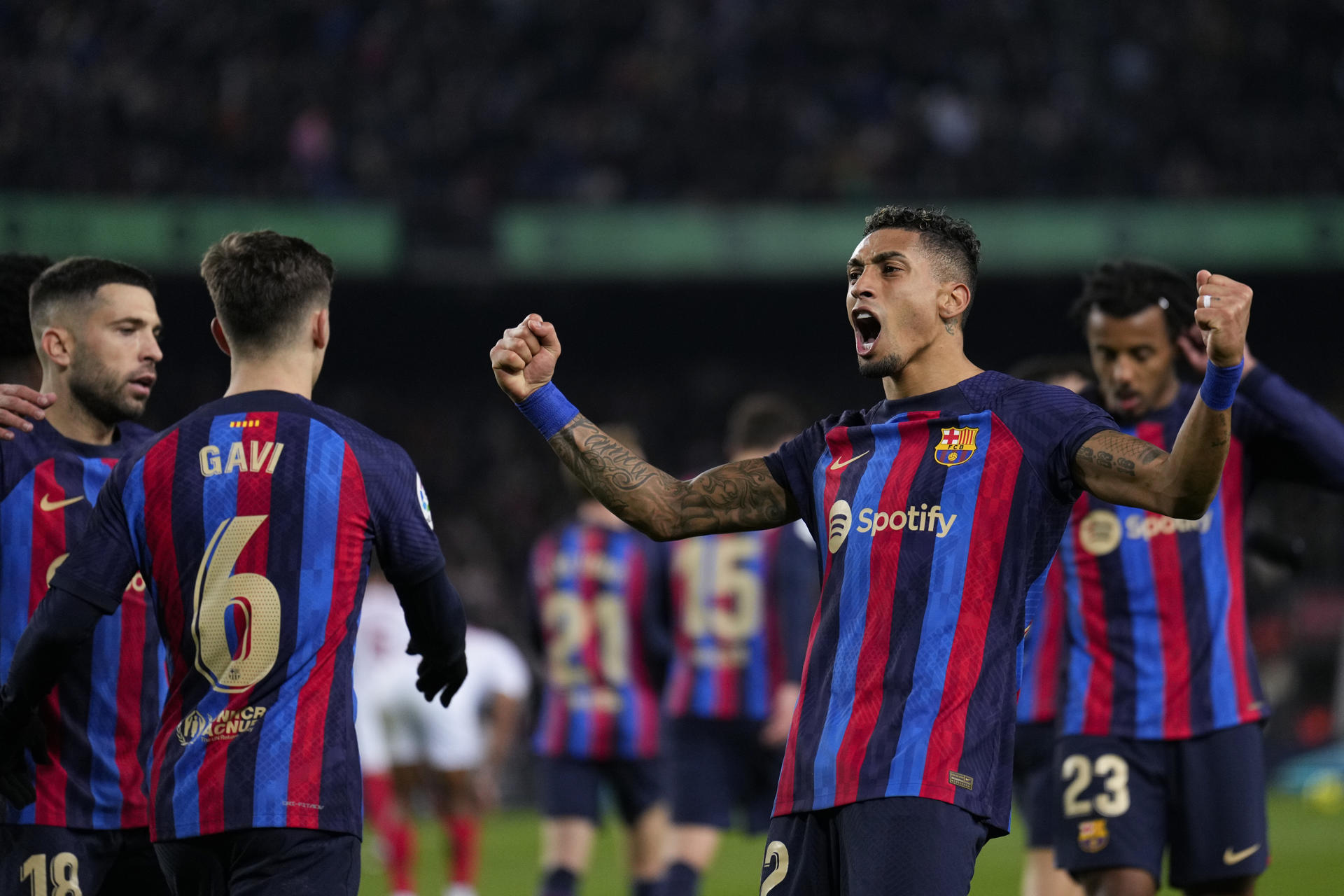 Barcelona goleó a un complicado Sevilla y se escapó en el liderato en España