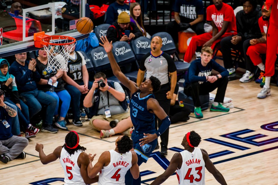 Los Grizzlies se dejaron sorprender por los Raptors en la NBA