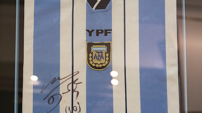 Remate de camiseta firmada por Maradona terminó sin pujas