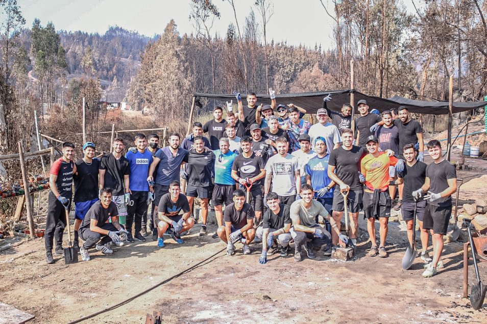 Plantel de Huachipato ayudó en Tomé a familias damnificadas por incendios