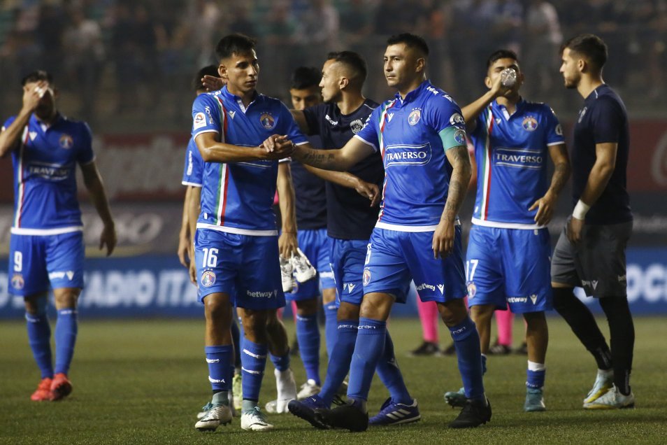 Clásico de Audax y U. Española tuvo encontrón entre Marcelo Díaz y Benjamín Galdames