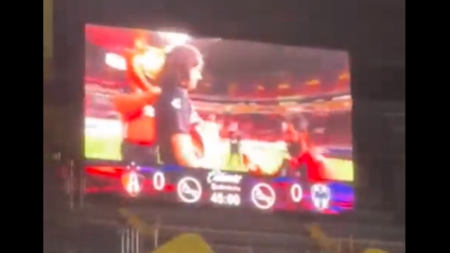 Hincha mexicano le pidió matrimonio a su novia en el estadio, pero ella salió corriendo