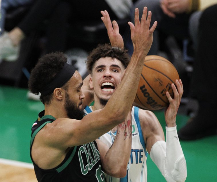 Los Celtics vencieron a Charlotte y siguen firmes como líderes en el Este