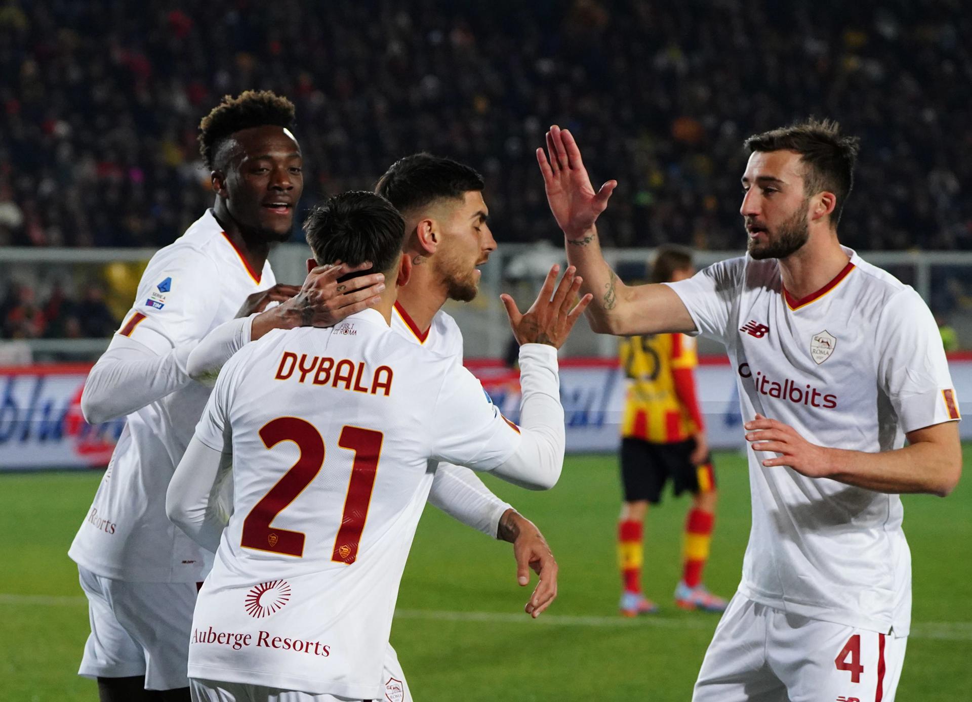 Roma salvó un empate ante Lecce con un gol de Paulo Dybala