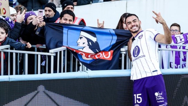 Hincha de Colo Colo apoyó a Gabriel Suazo en cancha y se ganó los aplausos de Toulouse
