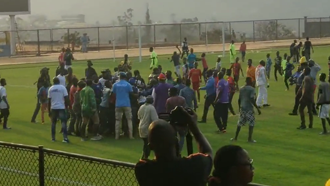 [VIDEOS] ¡Escándalo! Una multitud de hinchas invadió la cancha para agredir a los árbitros