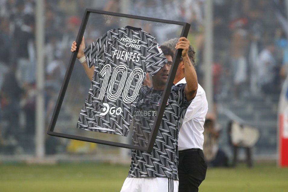 César Fuentes fue homenajeado por cumplir 100 partidos con Colo Colo