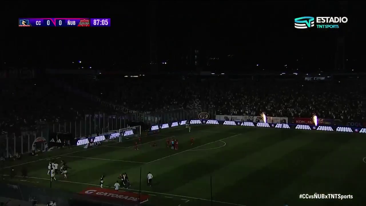 ¡Con luces apagadas! El espectacular festejo de Colo Colo en el gol de Lezcano en el Monumental
