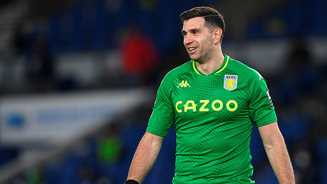 Aston Villa se abrió a recibir ofertas por Emiliano Martínez