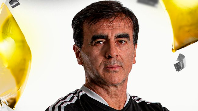 “Hoy es un día especial”: Colo Colo saludó a Gustavo Quinteros por su cumpleaños