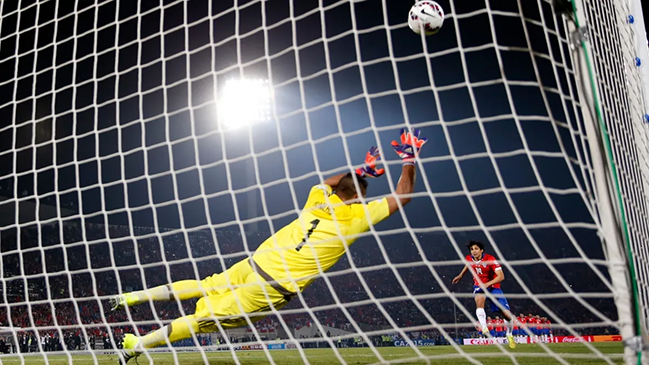 Revive el penal de Matías Fernández frente a Argentina en la voz de Ernesto Díaz Correa