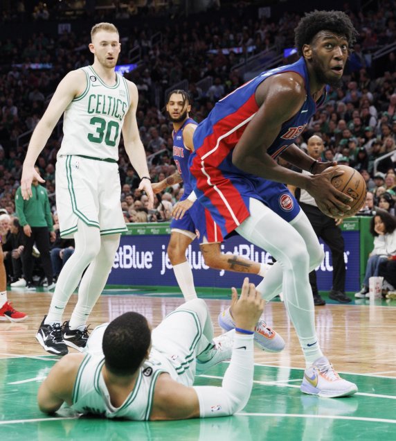 Los Celtics volvieron a los triunfos ante Detroit y siguen líderes en el Este