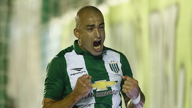 Santiago Silva sorprendió con su vuelta al fútbol europeo a los 42 años