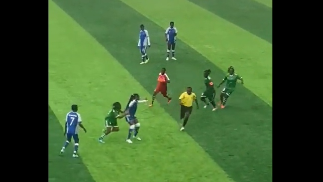 ¡Escándalo! Arbitro fue agredido de forma brutal en plena cancha por jugadoras