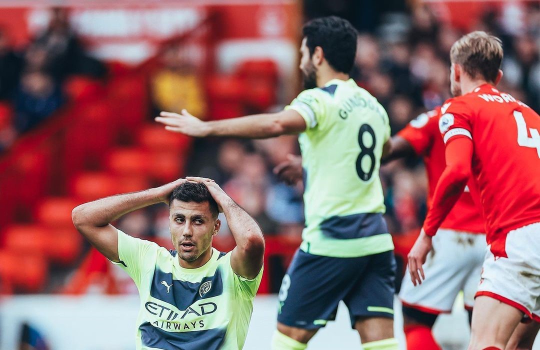 Manchester City empató con Nottingham Forest y cedió el liderato a Arsenal en la Premier