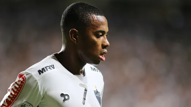 Abogado de Robinho afirmó que el exfutbolista cumplirá su condena en Brasil