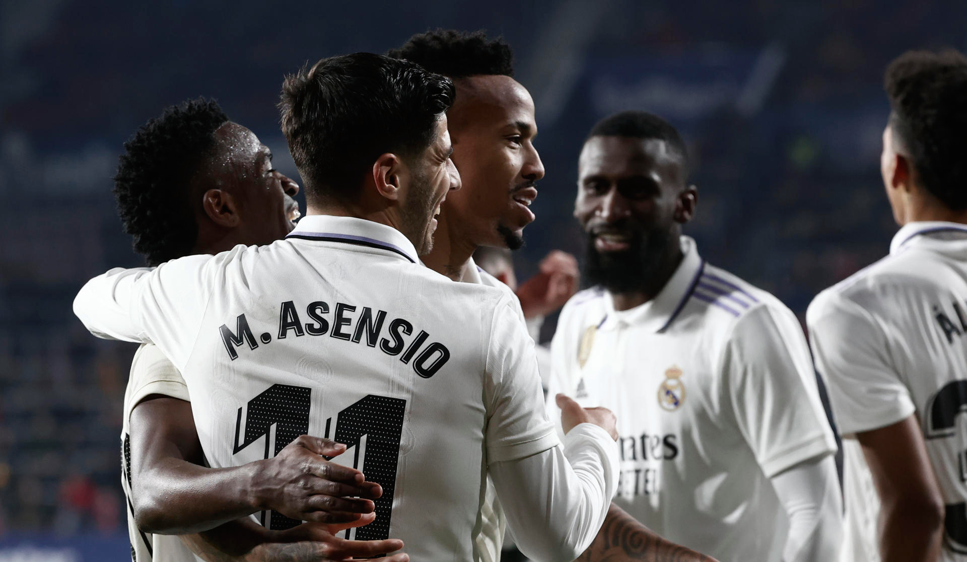 Real Madrid batió a Osasuna y mantuvo su presión al líder Barcelona en La Liga