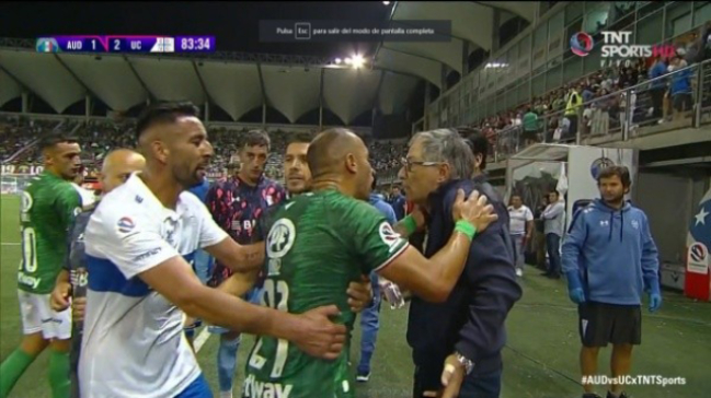 Mauricio Isla sacó a la fuerza a Marcelo Díaz en plena discusión con Ariel Holan