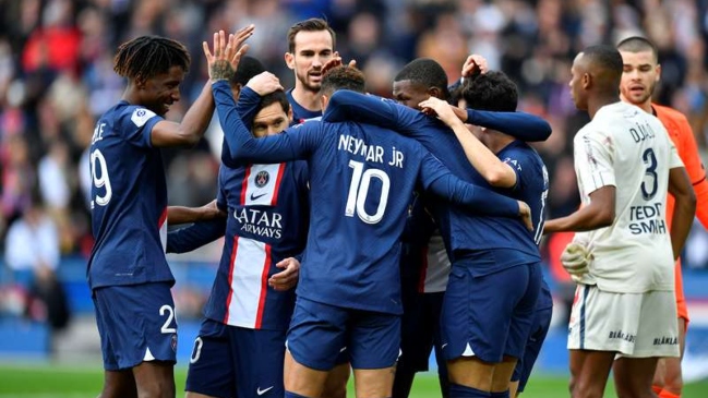 Mbappé, Neymar y Messi le dieron sufrido triunfo a PSG ante Lille