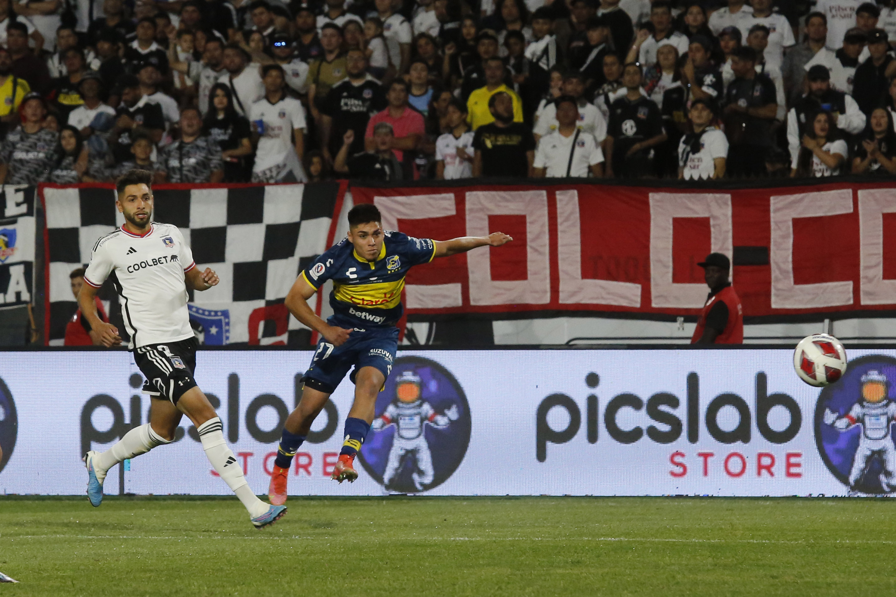 Alejandro Henríquez soltó un zurdazo furioso para el empate de Everton ante Colo Colo