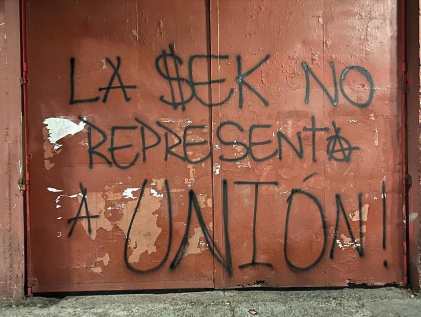 Los mensajes que dejó la Furia Roja en las afueras del Santa Laura