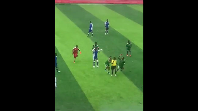 ¡Caótico! Jugadoras agredieron violentamente a una árbitra en medio de reclamos