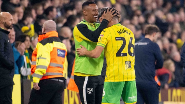Marcelino Núñez apareció en el área rival y aumentó la cuenta de Norwich con su segundo gol