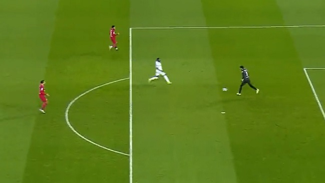 Vinicius provocó el error de Alisson y puso el empate para Real Madrid