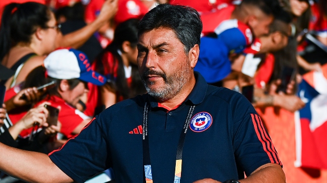 Hinchas de La Roja le cayeron con todo a José Letelier y pidieron su salida tras derrota con Haití