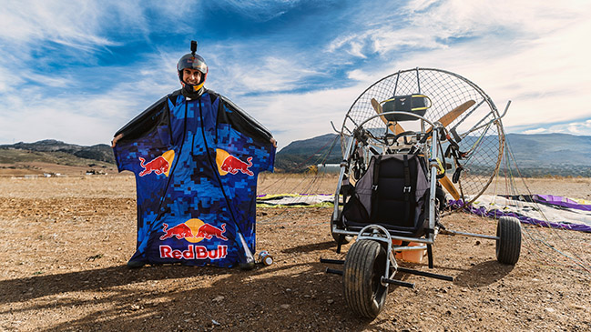 “Hombre Pájaro” atravesó volando arco de icónico puente a 270 KM/H