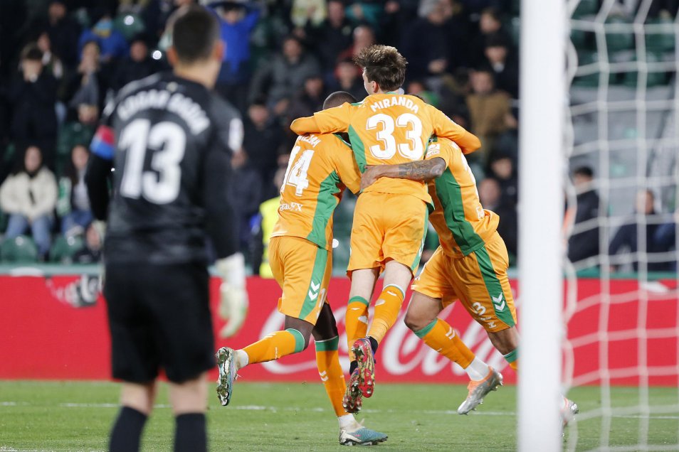 Claudio Bravo y Pellegrini le ganaron el duelo de chilenos a Enzo Roco en un frenético Betis-Elche