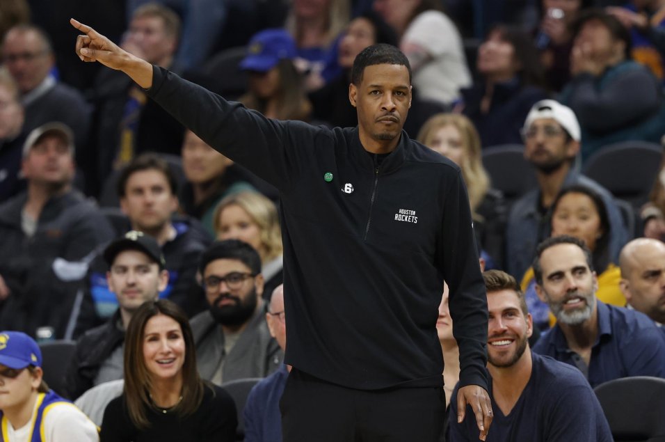 Los Warriors siguen en la lucha por acceder a play-offs tras victoria ante Houston