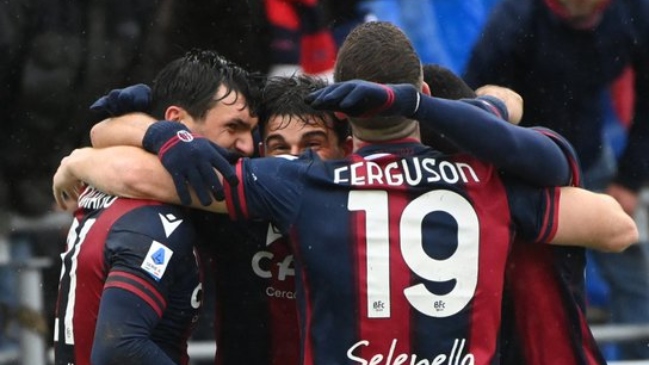 Gary Medel entró para reforzar la defensa de Bologna en triunfo ante Inter