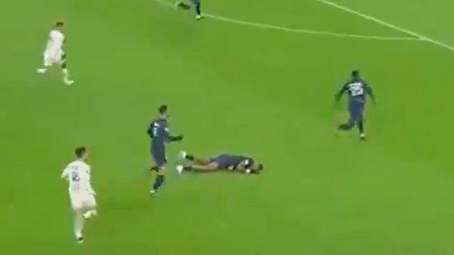 Kimpembe se lastimó y salió en camilla de “Le Classique” entre PSG y Marsella