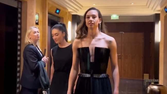 ¿Te gusta su look? Tiane Endler llegó a la ceremonia The Best