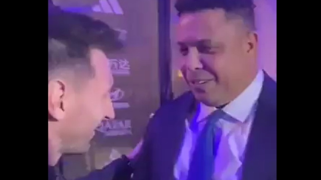 El entretenido saludo entre Messi y Ronaldo luego de los premios The Best