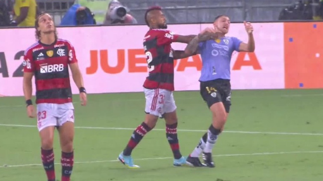 ¿Se salvó de la roja? Vidal tuvo picante cruce con futbolista de I. del Valle en la Recopa