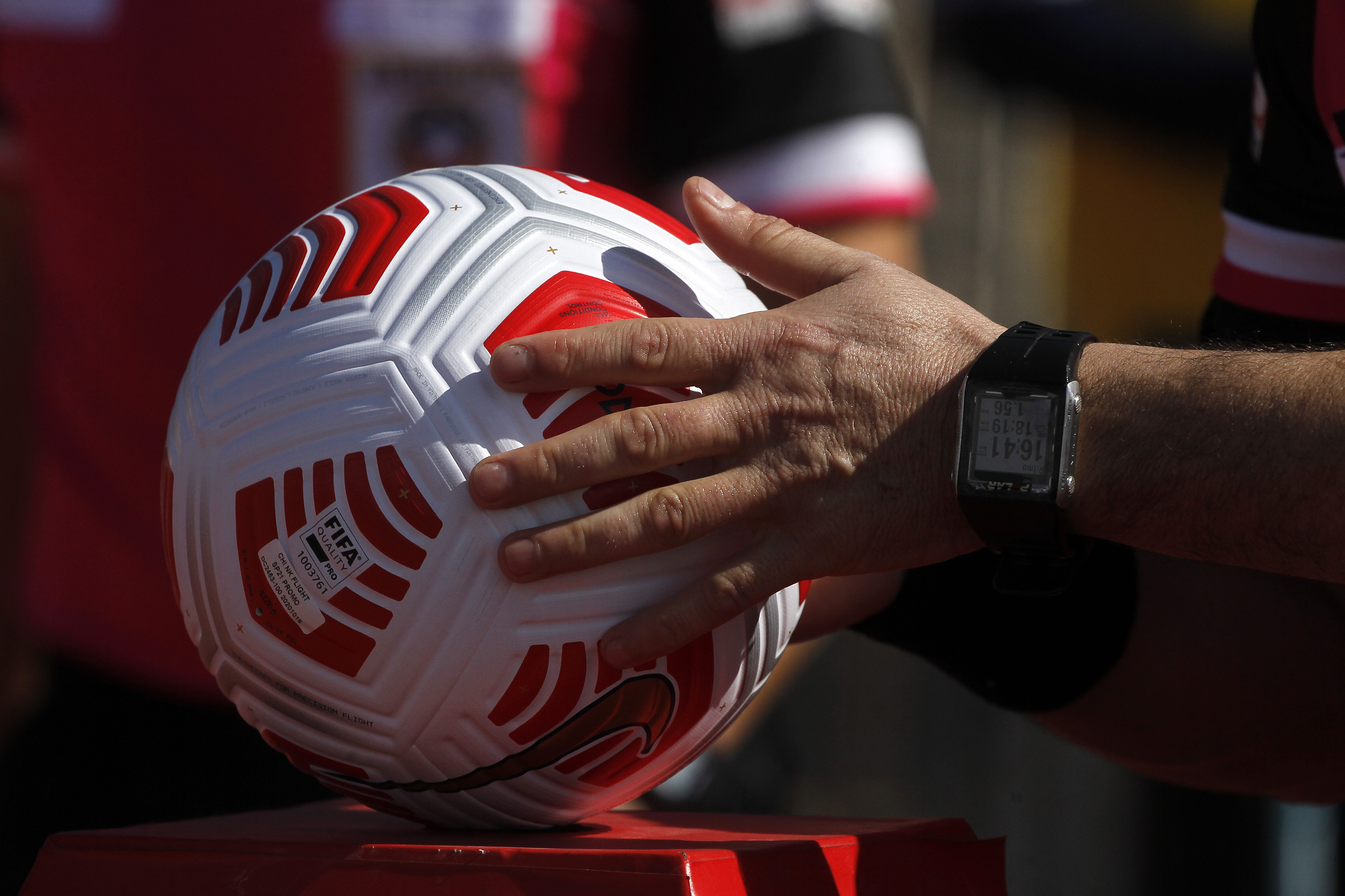 IFAB analizará posibilidad de detener el reloj y evitar tiempos muertos en los partidos