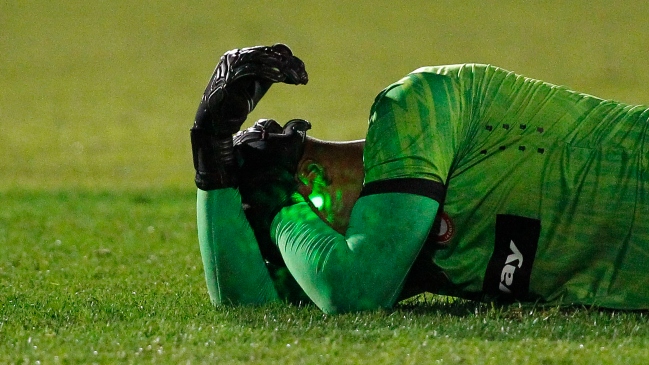 La U publicó fotografía de hincha con un láser: “Queremos asegurarnos que no vuelva a entrar a un estadio”