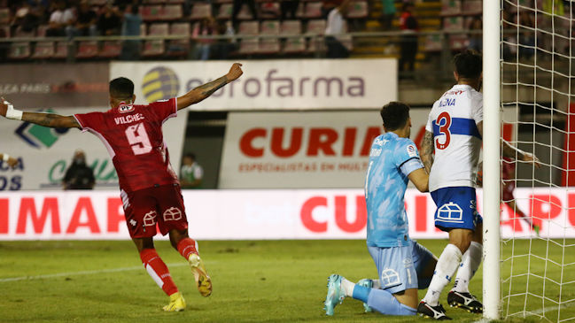 Lucas Abascia ganó por aire en el área de la UC y puso en ventaja a Ñublense