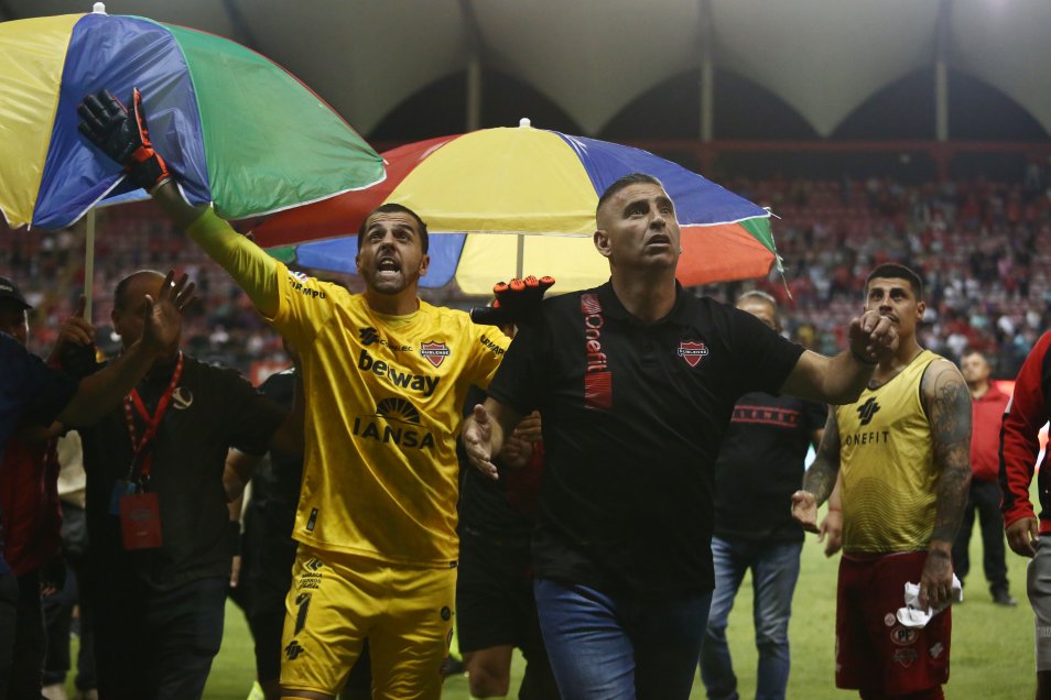 Fernando Véjar recibió proyectiles tras dirigir el duelo entre la UC y Ñublense
