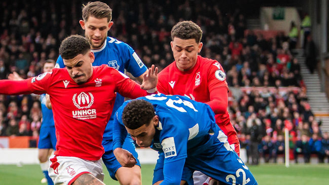 Nottingham Forest y Everton protagonizaron vistoso empate en su pelea por evitar el descenso