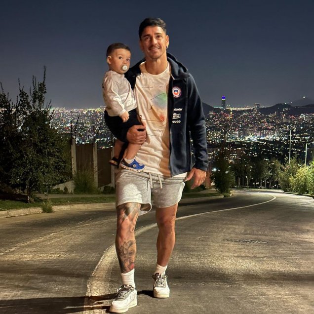 Zampedri causó revuelo en hinchas al posar con indumentaria de la selección chilena