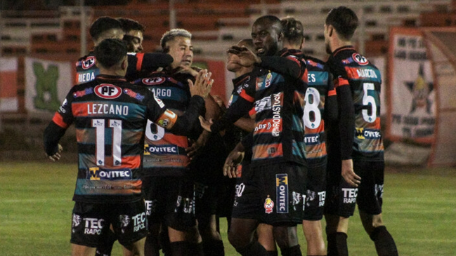 Cobresal se hizo fuerte en casa y venció a Everton con una reñida remontada