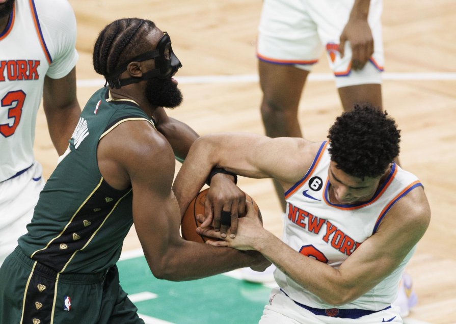 Los Knicks se hicieron fuertes ante Boston y se afianzaron en zona de play-offs
