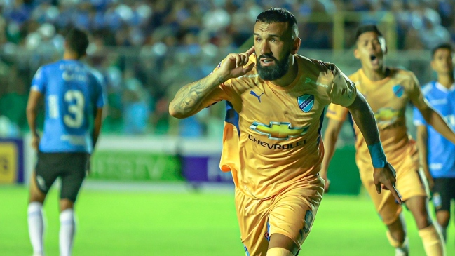 Ronnie Fernández fue figura excluyente al anotar un hat-trick